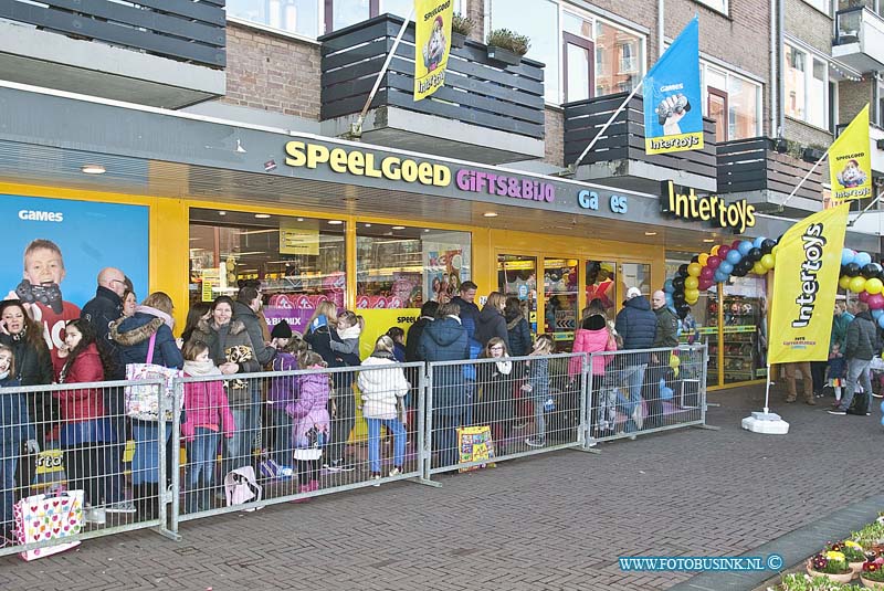 160312505.jpg - DORDRECHT - Een enorme hoeveelheid K3 fans stonden al vanaf half acht op zaterdag 12 maart voor de deur bij de speelgoedwinkel van Intertoys aan het Statenplein in Dordrecht.De vernieuwde K3 kwam naar Dordrecht voor een K3-signeersessie het was voor hun de eerste keer in Nederland in de nieuwe samenstelling van K3.Vanwege de enorme hoeveelheid fans kwam niet iedereen aan de beurt om op de foto te gaan met de dames van K3.De kinderen die niet aan de beurt kwamen kregen een kaart van K3 met hun handtekeningen erop.Deze digitale foto blijft eigendom van FOTOPERSBURO BUSINK. Wij hanteren de voorwaarden van het N.V.F. en N.V.J. Gebruik van deze foto impliceert dat u bekend bent  en akkoord gaat met deze voorwaarden bij publicatie.EB/ETIENNE BUSINK