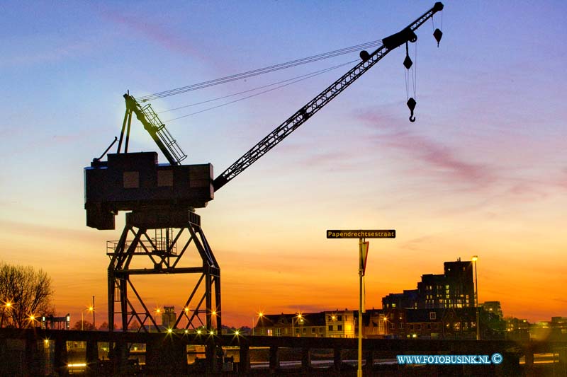 16031401.jpg - DORDRECHT 14 Maart 2016 Bijzonder avond opnamen van de de Historische kraan die van uit Hendrik-Ido-Ambacht naar Dordrecht is verhuist begin deze maand. Een oude scheepskraan van net na de Tweede Wereldoorlog die volledig gerenoveerd door vrijwilligers en werd over het water naar de Stadswerven gebracht. Daar moet het een eerbetoon vormen aan de maritieme industrie in de Drechtsteden. Deze digitale foto blijft eigendom van FOTOPERSBURO BUSINK. Wij hanteren de voorwaarden van het N.V.F. en N.V.J. Gebruik van deze foto impliceert dat u bekend bent  en akkoord gaat met deze voorwaarden bij publicatie.EB/ETIENNE BUSINK