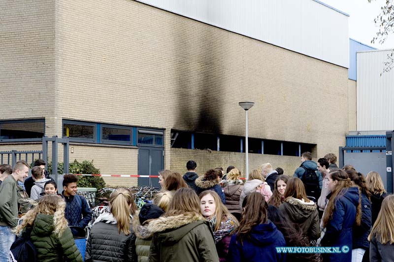 16031604.jpg - PAPENDRECHT 16 Maart 2016 Bij een brand in de fietsenstalling van het Willem de Zwijger College aan de van der Palmstraat zijn diverse bromfietsen en fietsen verbrand. De brandweer maakte middel alarm en de school werd ontruimd, de leerlingen stonden uren buiten te wachten. Over de oorzaak is nog niets bekend,de politie stelt een ionderzoek in.Deze digitale foto blijft eigendom van FOTOPERSBURO BUSINK. Wij hanteren de voorwaarden van het N.V.F. en N.V.J. Gebruik van deze foto impliceert dat u bekend bent  en akkoord gaat met deze voorwaarden bij publicatie.EB/ETIENNE BUSINK