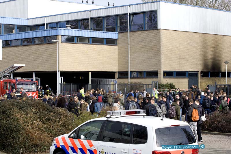 16031605.jpg - PAPENDRECHT 16 Maart 2016 Bij een brand in de fietsenstalling van het Willem de Zwijger College aan de van der Palmstraat zijn diverse bromfietsen en fietsen verbrand. De brandweer maakte middel alarm en de school werd ontruimd, de leerlingen stonden uren buiten te wachten. Over de oorzaak is nog niets bekend,de politie stelt een ionderzoek in.Deze digitale foto blijft eigendom van FOTOPERSBURO BUSINK. Wij hanteren de voorwaarden van het N.V.F. en N.V.J. Gebruik van deze foto impliceert dat u bekend bent  en akkoord gaat met deze voorwaarden bij publicatie.EB/ETIENNE BUSINK