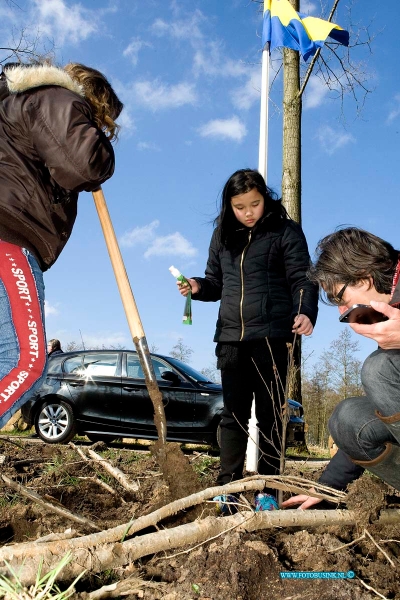 16031606.jpg - PAPENDRECHT 16 Maart 2016 De Stichting Nationale Boomfeestdag heeft Papendrecht uitgeroepen tot Accentgemeente Zuid-Holland. De Boomfeestdag vindt dit jaar plaats op woensdag 16 maart. Zon 90 leerlingen van drie Papendrechtse basisscholengaan die dag bomen planten in het Alblasserbos.Omdat Papendrecht Accentgemeente is, woont de Commissaris van de Koning Zuid-Holland Jaap Smit de Boomfeestdag bij. Namens het college van burgemeester en wethouders van Papendrecht zijn burgemeester Kees de Bruin en wethouder Kees Koppenol aanwezig. Directeur Peter J. Derksen van de Stichting Nationale Boomfeestdag heeft laten weten Deze digitale foto blijft eigendom van FOTOPERSBURO BUSINK. Wij hanteren de voorwaarden van het N.V.F. en N.V.J. Gebruik van deze foto impliceert dat u bekend bent  en akkoord gaat met deze voorwaarden bij publicatie.EB/ETIENNE BUSINK