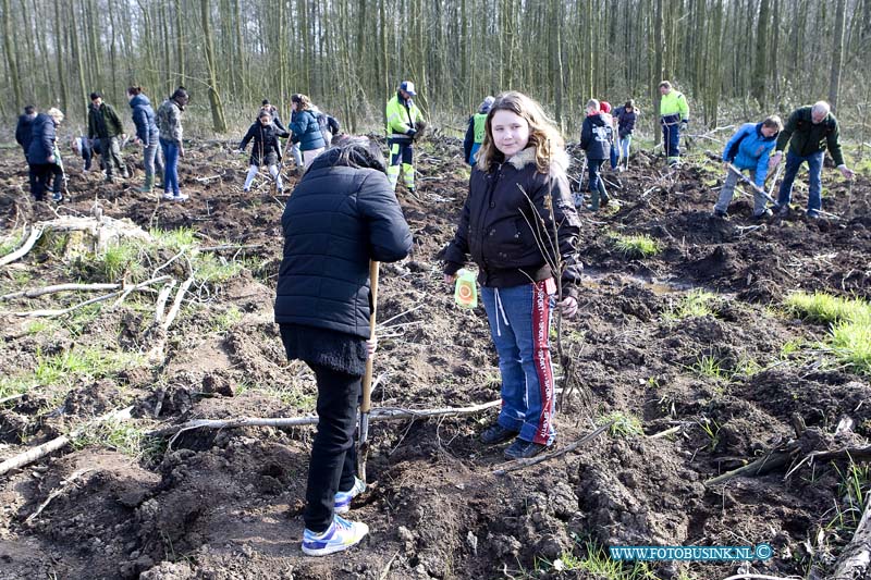 16031608.jpg - PAPENDRECHT 16 Maart 2016 De Stichting Nationale Boomfeestdag heeft Papendrecht uitgeroepen tot Accentgemeente Zuid-Holland. De Boomfeestdag vindt dit jaar plaats op woensdag 16 maart. Zon 90 leerlingen van drie Papendrechtse basisscholengaan die dag bomen planten in het Alblasserbos.Omdat Papendrecht Accentgemeente is, woont de Commissaris van de Koning Zuid-Holland Jaap Smit de Boomfeestdag bij. Namens het college van burgemeester en wethouders van Papendrecht zijn burgemeester Kees de Bruin en wethouder Kees Koppenol aanwezig. Directeur Peter J. Derksen van de Stichting Nationale Boomfeestdag heeft laten weten Deze digitale foto blijft eigendom van FOTOPERSBURO BUSINK. Wij hanteren de voorwaarden van het N.V.F. en N.V.J. Gebruik van deze foto impliceert dat u bekend bent  en akkoord gaat met deze voorwaarden bij publicatie.EB/ETIENNE BUSINK