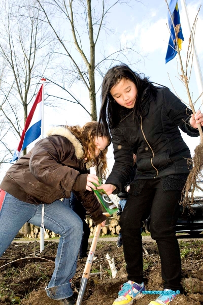 16031609.jpg - PAPENDRECHT 16 Maart 2016 De Stichting Nationale Boomfeestdag heeft Papendrecht uitgeroepen tot Accentgemeente Zuid-Holland. De Boomfeestdag vindt dit jaar plaats op woensdag 16 maart. Zon 90 leerlingen van drie Papendrechtse basisscholengaan die dag bomen planten in het Alblasserbos.Omdat Papendrecht Accentgemeente is, woont de Commissaris van de Koning Zuid-Holland Jaap Smit de Boomfeestdag bij. Namens het college van burgemeester en wethouders van Papendrecht zijn burgemeester Kees de Bruin en wethouder Kees Koppenol aanwezig. Directeur Peter J. Derksen van de Stichting Nationale Boomfeestdag heeft laten weten Deze digitale foto blijft eigendom van FOTOPERSBURO BUSINK. Wij hanteren de voorwaarden van het N.V.F. en N.V.J. Gebruik van deze foto impliceert dat u bekend bent  en akkoord gaat met deze voorwaarden bij publicatie.EB/ETIENNE BUSINK