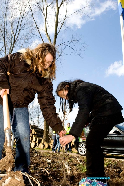 16031610.jpg - PAPENDRECHT 16 Maart 2016 De Stichting Nationale Boomfeestdag heeft Papendrecht uitgeroepen tot Accentgemeente Zuid-Holland. De Boomfeestdag vindt dit jaar plaats op woensdag 16 maart. Zon 90 leerlingen van drie Papendrechtse basisscholengaan die dag bomen planten in het Alblasserbos.Omdat Papendrecht Accentgemeente is, woont de Commissaris van de Koning Zuid-Holland Jaap Smit de Boomfeestdag bij. Namens het college van burgemeester en wethouders van Papendrecht zijn burgemeester Kees de Bruin en wethouder Kees Koppenol aanwezig. Directeur Peter J. Derksen van de Stichting Nationale Boomfeestdag heeft laten weten Deze digitale foto blijft eigendom van FOTOPERSBURO BUSINK. Wij hanteren de voorwaarden van het N.V.F. en N.V.J. Gebruik van deze foto impliceert dat u bekend bent  en akkoord gaat met deze voorwaarden bij publicatie.EB/ETIENNE BUSINK