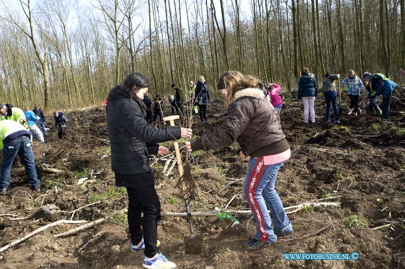 16031611.jpg - PAPENDRECHT 16 Maart 2016 De Stichting Nationale Boomfeestdag heeft Papendrecht uitgeroepen tot Accentgemeente Zuid-Holland. De Boomfeestdag vindt dit jaar plaats op woensdag 16 maart. Zon 90 leerlingen van drie Papendrechtse basisscholengaan die dag bomen planten in het Alblasserbos.Omdat Papendrecht Accentgemeente is, woont de Commissaris van de Koning Zuid-Holland Jaap Smit de Boomfeestdag bij. Namens het college van burgemeester en wethouders van Papendrecht zijn burgemeester Kees de Bruin en wethouder Kees Koppenol aanwezig. Directeur Peter J. Derksen van de Stichting Nationale Boomfeestdag heeft laten weten Deze digitale foto blijft eigendom van FOTOPERSBURO BUSINK. Wij hanteren de voorwaarden van het N.V.F. en N.V.J. Gebruik van deze foto impliceert dat u bekend bent  en akkoord gaat met deze voorwaarden bij publicatie.EB/ETIENNE BUSINK