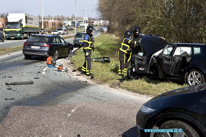 16031612.jpg - ALBLASSERDAM 16 MAART 2016 Bij een aanrijding op de afrit A15 edisonweg zijn meerder gewonden gevallen. Diverse auto zijn betrokken bij de aanrijding ook de brandweer kwam ter plaatse vootr hulp en 2 Ambulances, de medewerkers van de ambulance verzorgende gewonden. De afrit en edisonweg zijn geruime tijd gestremd voor het verkeer.Deze digitale foto blijft eigendom van FOTOPERSBURO BUSINK. Wij hanteren de voorwaarden van het N.V.F. en N.V.J. Gebruik van deze foto impliceert dat u bekend bent  en akkoord gaat met deze voorwaarden bij publicatie.EB/ETIENNE BUSINK