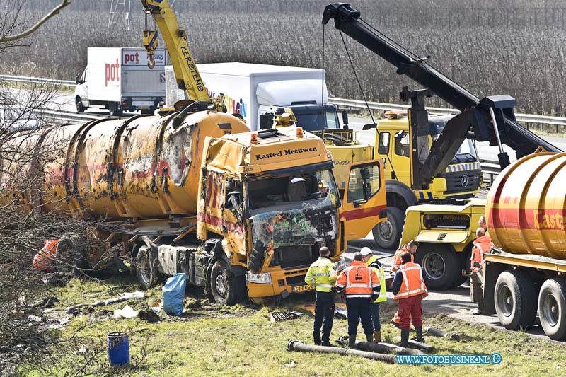 16031613.jpg - NUNMANSDORP 16 MAART 2016 Vrachtwagen gekandeld A29 bergingswerkzaamheden. Vanmorgen is er een vrachtwagen gekanteld op de A29 ambulance en trauma heli en brandweer kwamen ter plaatsen voor de beknelde chauffeur.Deze digitale foto blijft eigendom van FOTOPERSBURO BUSINK. Wij hanteren de voorwaarden van het N.V.F. en N.V.J. Gebruik van deze foto impliceert dat u bekend bent  en akkoord gaat met deze voorwaarden bij publicatie.EB/ETIENNE BUSINK