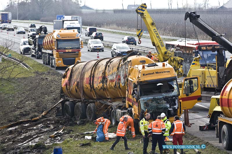 16031614.jpg - NUNMANSDORP 16 MAART 2016 Vrachtwagen gekandeld A29 bergingswerkzaamheden. Vanmorgen is er een vrachtwagen gekanteld op de A29 ambulance en trauma heli en brandweer kwamen ter plaatsen voor de beknelde chauffeur.Deze digitale foto blijft eigendom van FOTOPERSBURO BUSINK. Wij hanteren de voorwaarden van het N.V.F. en N.V.J. Gebruik van deze foto impliceert dat u bekend bent  en akkoord gaat met deze voorwaarden bij publicatie.EB/ETIENNE BUSINK