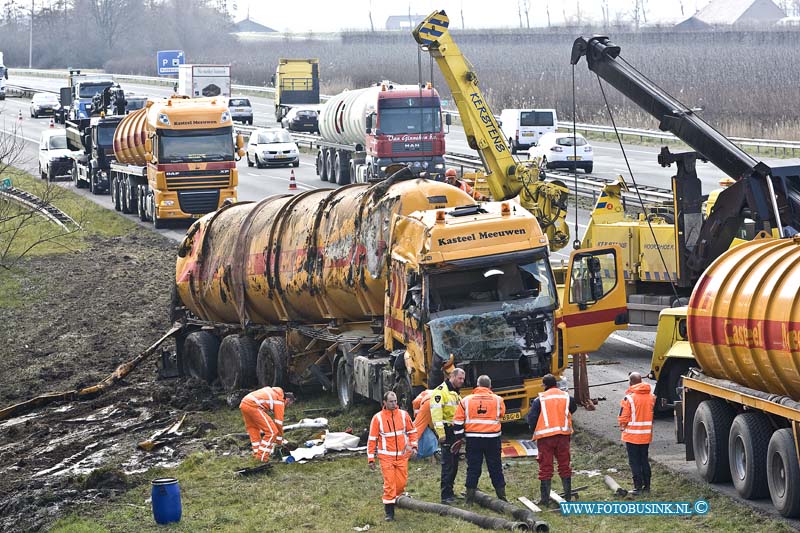 16031615.jpg - NUNMANSDORP 16 MAART 2016 Vrachtwagen gekandeld A29 bergingswerkzaamheden. Vanmorgen is er een vrachtwagen gekanteld op de A29 ambulance en trauma heli en brandweer kwamen ter plaatsen voor de beknelde chauffeur.Deze digitale foto blijft eigendom van FOTOPERSBURO BUSINK. Wij hanteren de voorwaarden van het N.V.F. en N.V.J. Gebruik van deze foto impliceert dat u bekend bent  en akkoord gaat met deze voorwaarden bij publicatie.EB/ETIENNE BUSINK