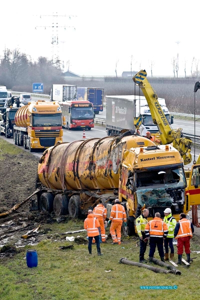 16031616.jpg - NUNMANSDORP 16 MAART 2016 Vrachtwagen gekandeld A29 bergingswerkzaamheden. Vanmorgen is er een vrachtwagen gekanteld op de A29 ambulance en trauma heli en brandweer kwamen ter plaatsen voor de beknelde chauffeur.Deze digitale foto blijft eigendom van FOTOPERSBURO BUSINK. Wij hanteren de voorwaarden van het N.V.F. en N.V.J. Gebruik van deze foto impliceert dat u bekend bent  en akkoord gaat met deze voorwaarden bij publicatie.EB/ETIENNE BUSINK