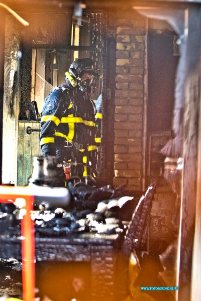 16031620.jpg - BLESKENSGRAAF 16 MAART 2016 Een boederij is door een uitslaande brand compleet onbewoonbaar geworden. De bewoners konden niets doen, de brandweer was uren bezig om deze naar groot opgeschaalde brand te blussen.NOVUM COPYRIGHT ETIENNE BUSINK