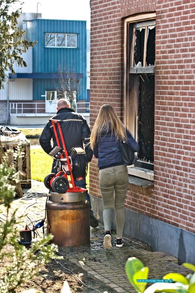 16031622.jpg - BLESKENSGRAAF 16 MAART 2016 (Foto: bewoners komen geschroken kijken naar huis uitgebrande woning.) Een boederij is door een uitslaande brand compleet onbewoonbaar geworden. De bewoners konden niets doen, de brandweer was uren bezig om deze naar groot opgeschaalde brand te blussen.Deze digitale foto blijft eigendom van FOTOPERSBURO BUSINK. Wij hanteren de voorwaarden van het N.V.F. en N.V.J. Gebruik van deze foto impliceert dat u bekend bent  en akkoord gaat met deze voorwaarden bij publicatie.EB/ETIENNE BUSINK