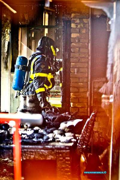 16031623.jpg - BLESKENSGRAAF 16 MAART 2016 Een boederij is door een uitslaande brand compleet onbewoonbaar geworden. De bewoners konden niets doen, de brandweer was uren bezig om deze naar groot opgeschaalde brand te blussen.Deze digitale foto blijft eigendom van FOTOPERSBURO BUSINK. Wij hanteren de voorwaarden van het N.V.F. en N.V.J. Gebruik van deze foto impliceert dat u bekend bent  en akkoord gaat met deze voorwaarden bij publicatie.EB/ETIENNE BUSINK