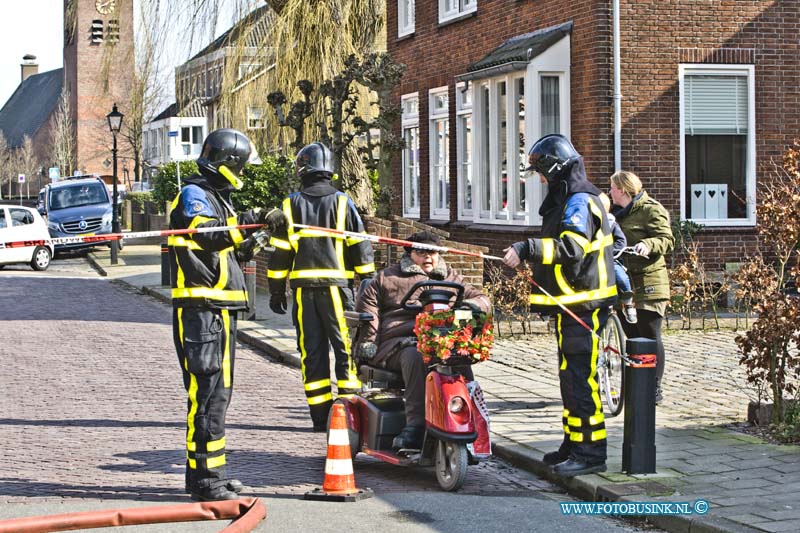 16031625.jpg - BLESKENSGRAAF 16 MAART 2016 Een boederij is door een uitslaande brand compleet onbewoonbaar geworden. De bewoners konden niets doen, de brandweer was uren bezig om deze naar groot opgeschaalde brand te blussen.Deze digitale foto blijft eigendom van FOTOPERSBURO BUSINK. Wij hanteren de voorwaarden van het N.V.F. en N.V.J. Gebruik van deze foto impliceert dat u bekend bent  en akkoord gaat met deze voorwaarden bij publicatie.EB/ETIENNE BUSINK