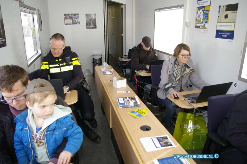 16031627.jpg - DORDRECHT 16 Maart 2016 was de politie op het Damplein met het Mobile Media Lab. In een grote truck met oplegger vol digitale mogelijkheden, krijgt u de kans om uw wijkagent het hemd van het lijf te vragen,Deze digitale foto blijft eigendom van FOTOPERSBURO BUSINK. Wij hanteren de voorwaarden van het N.V.F. en N.V.J. Gebruik van deze foto impliceert dat u bekend bent  en akkoord gaat met deze voorwaarden bij publicatie.EB/ETIENNE BUSINK