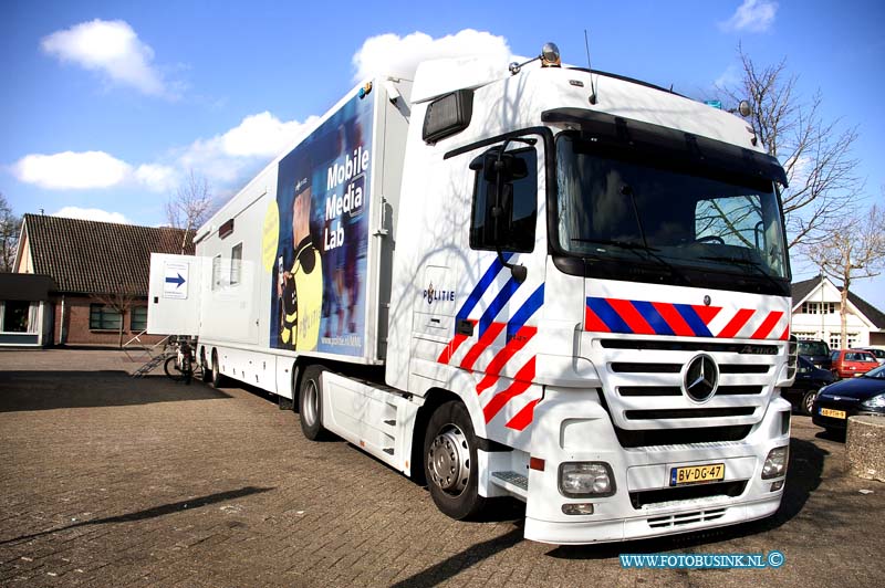 16031628.jpg - DORDRECHT 16 Maart 2016 was de politie op het Damplein met het Mobile Media Lab. In een grote truck met oplegger vol digitale mogelijkheden, krijgt u de kans om uw wijkagent het hemd van het lijf te vragen,Deze digitale foto blijft eigendom van FOTOPERSBURO BUSINK. Wij hanteren de voorwaarden van het N.V.F. en N.V.J. Gebruik van deze foto impliceert dat u bekend bent  en akkoord gaat met deze voorwaarden bij publicatie.EB/ETIENNE BUSINK