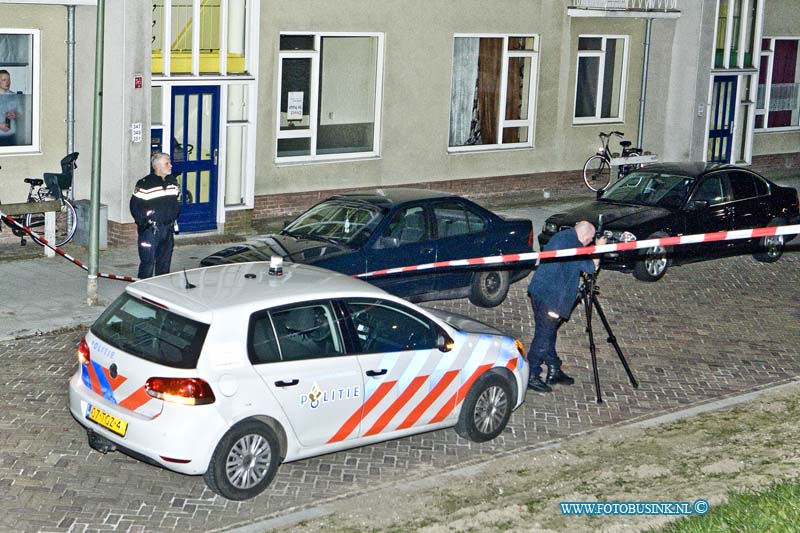 16031802.jpg - DORDRECHT 18 Maart 2016 Politieagenten hebben vrijdagavond tijdens een controle van een voertuig op de Havikstraat, geschoten op de automobilist deze staat bekend bij de politie als een vuurwapengevaarlijke verdachte. Tijdens zijn vlucht is er twee keer geschoten waarbij zijn auto is geraakt. De verdachte werd later uiteindelijk  aangehouden aan het einde van de Werkenmondestraat, waar hij zich schuil hield in enkele bosschages hij is niet gewond geraakt.Deze digitale foto blijft eigendom van FOTOPERSBURO BUSINK. Wij hanteren de voorwaarden van het N.V.F. en N.V.J. Gebruik van deze foto impliceert dat u bekend bent  en akkoord gaat met deze voorwaarden bij publicatie.EB/ETIENNE BUSINK