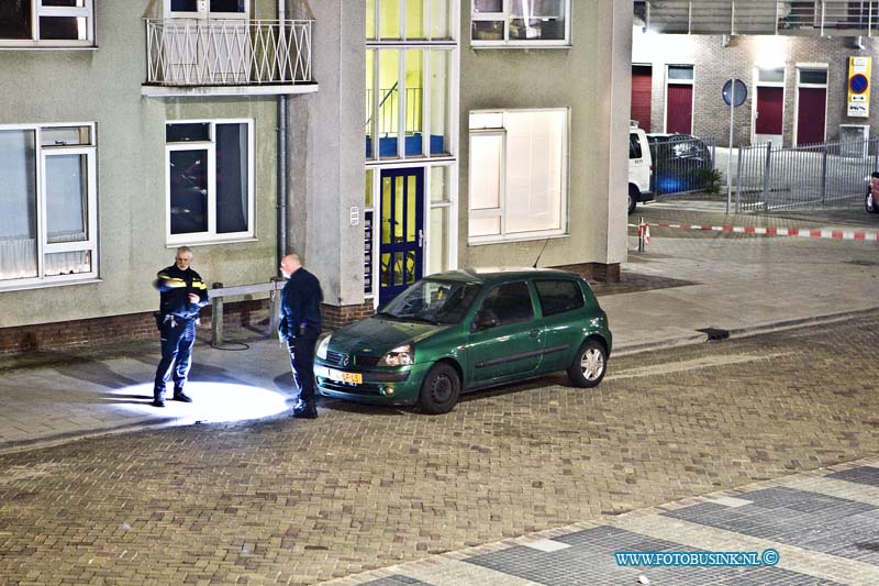 16031803.jpg - DORDRECHT 18 Maart 2016 Politieagenten hebben vrijdagavond tijdens een controle van een voertuig op de Havikstraat, geschoten op de automobilist deze staat bekend bij de politie als een vuurwapengevaarlijke verdachte. Tijdens zijn vlucht is er twee keer geschoten waarbij zijn auto is geraakt. De verdachte werd later uiteindelijk  aangehouden aan het einde van de Werkenmondestraat, waar hij zich schuil hield in enkele bosschages hij is niet gewond geraakt.Deze digitale foto blijft eigendom van FOTOPERSBURO BUSINK. Wij hanteren de voorwaarden van het N.V.F. en N.V.J. Gebruik van deze foto impliceert dat u bekend bent  en akkoord gaat met deze voorwaarden bij publicatie.EB/ETIENNE BUSINK