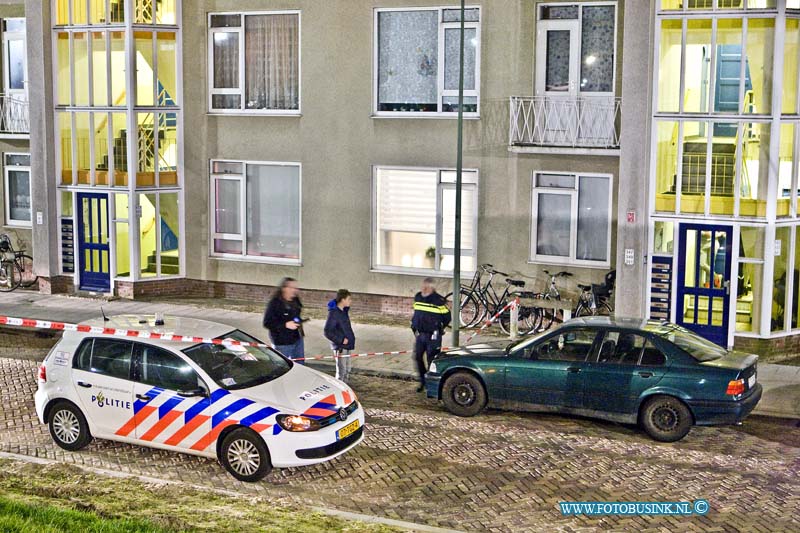 16031804.jpg - DORDRECHT 18 Maart 2016 Politieagenten hebben vrijdagavond tijdens een controle van een voertuig op de Havikstraat, geschoten op de automobilist deze staat bekend bij de politie als een vuurwapengevaarlijke verdachte. Tijdens zijn vlucht is er twee keer geschoten waarbij zijn auto is geraakt. De verdachte werd later uiteindelijk  aangehouden aan het einde van de Werkenmondestraat, waar hij zich schuil hield in enkele bosschages hij is niet gewond geraakt.Deze digitale foto blijft eigendom van FOTOPERSBURO BUSINK. Wij hanteren de voorwaarden van het N.V.F. en N.V.J. Gebruik van deze foto impliceert dat u bekend bent  en akkoord gaat met deze voorwaarden bij publicatie.EB/ETIENNE BUSINK