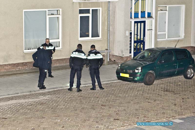 16031805.jpg - DORDRECHT 18 Maart 2016 Politieagenten hebben vrijdagavond tijdens een controle van een voertuig op de Havikstraat, geschoten op de automobilist deze staat bekend bij de politie als een vuurwapengevaarlijke verdachte. Tijdens zijn vlucht is er twee keer geschoten waarbij zijn auto is geraakt. De verdachte werd later uiteindelijk  aangehouden aan het einde van de Werkenmondestraat, waar hij zich schuil hield in enkele bosschages hij is niet gewond geraakt.Deze digitale foto blijft eigendom van FOTOPERSBURO BUSINK. Wij hanteren de voorwaarden van het N.V.F. en N.V.J. Gebruik van deze foto impliceert dat u bekend bent  en akkoord gaat met deze voorwaarden bij publicatie.EB/ETIENNE BUSINK