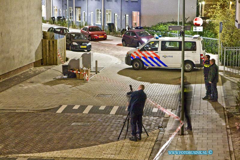 16031806.jpg - DORDRECHT 18 Maart 2016 Politieagenten hebben vrijdagavond tijdens een controle van een voertuig op de Havikstraat, geschoten op de automobilist deze staat bekend bij de politie als een vuurwapengevaarlijke verdachte. Tijdens zijn vlucht is er twee keer geschoten waarbij zijn auto is geraakt. De verdachte werd later uiteindelijk  aangehouden aan het einde van de Werkenmondestraat, waar hij zich schuil hield in enkele bosschages hij is niet gewond geraakt.Deze digitale foto blijft eigendom van FOTOPERSBURO BUSINK. Wij hanteren de voorwaarden van het N.V.F. en N.V.J. Gebruik van deze foto impliceert dat u bekend bent  en akkoord gaat met deze voorwaarden bij publicatie.EB/ETIENNE BUSINK