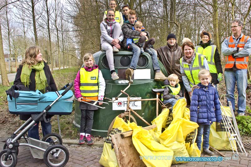 16031902.jpg - DORDRECHT 19- Maart 2016 De aftrap van Dordt Schoon van uit bij de Aksa Moskee Willem de Zwijgerlaan 1 3314NX Dordrecht.Deze digitale foto blijft eigendom van FOTOPERSBURO BUSINK. Wij hanteren de voorwaarden van het N.V.F. en N.V.J. Gebruik van deze foto impliceert dat u bekend bent  en akkoord gaat met deze voorwaarden bij publicatie.EB/ETIENNE BUSINK