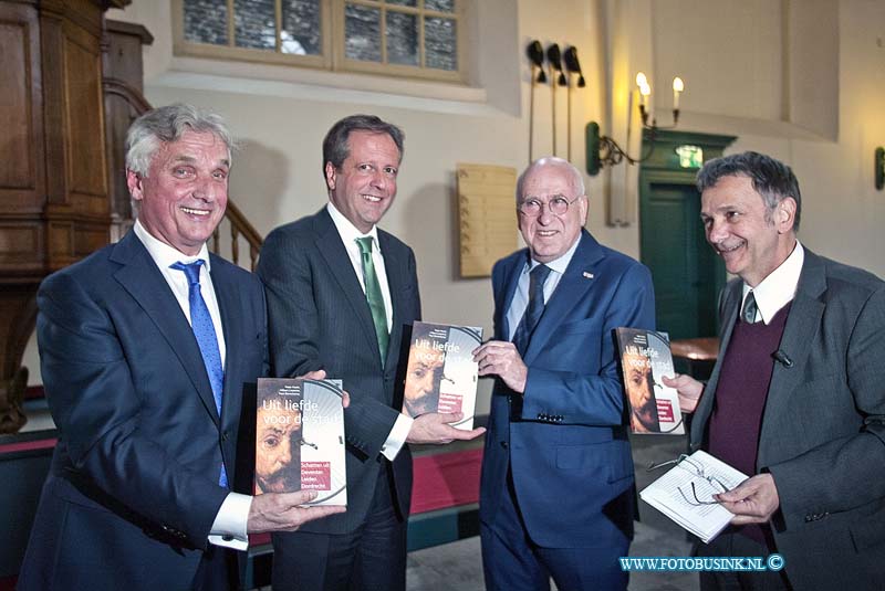 160319547.jpg - DORDRECHT - Op zaterdag 19 maart 2016 heeft D66 leider Pechtold de kunsttentoonstelling 'Uit liefde voor de stad' in de Augustijnenkerk aan de Voorstraat 216 te Dordrecht geopend.Diverse burgemeesters en wethouders uit verschillende steden waren hierbij aanwezig.Tijdens de opening werd er een boek 'Uit liefde voor de stad' aan D66 leider Pechtold overhandigd.Deze digitale foto blijft eigendom van FOTOPERSBURO BUSINK. Wij hanteren de voorwaarden van het N.V.F. en N.V.J. Gebruik van deze foto impliceert dat u bekend bent  en akkoord gaat met deze voorwaarden bij publicatie.EB/ETIENNE BUSINK