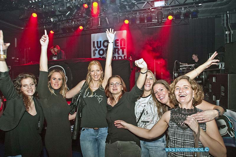 160319586.jpg - DORDRECHT - Op zaterdag 19 maart 2016 was het in uitgaanscentrum Bibelot in Dordrecht weer een groot feest tijdens SUPER STYL.Losgaan op alle soorten muziek, bij Superstijl kan het! Ieder kwartier bepaal jij, jij en jij welke muziekstijl de dj draait. Een afwisselende avond dus, want er zijn ongelofelijk veel stijlen beschikbaar. Zo weet je zeker dat ook jouw genre erbij zit en hoef je je favoriete plaatje niet te missen. Stemmen kan makkelijk met je smartphone. Het genre dat de meeste stemmen krijgt, wordt direct gedraaid. Nieuwe ronde, nieuw feestje, nieuwe vrienden!.Deze digitale foto blijft eigendom van FOTOPERSBURO BUSINK. Wij hanteren de voorwaarden van het N.V.F. en N.V.J. Gebruik van deze foto impliceert dat u bekend bent  en akkoord gaat met deze voorwaarden bij publicatie.EB/ETIENNE BUSINK