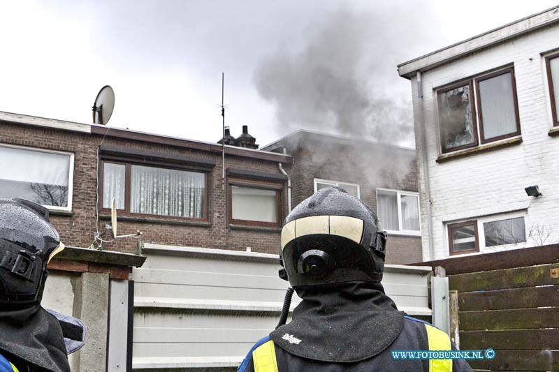 16032001.jpg - DORDRECHT 20 Maart 2016 Bij een brand op een bovenverdieping aan de Helmerstraat in de wijk Oud Krispijn is een groot gedeelte van de bovenverdieping uitgebrand. De brandweer had hun handen vol aan het blussen en ontluchten van de woning. de strata werd enige tijd afgezet door de Politie.NOVUM COPYRIGHT ETIENNE BUSINK