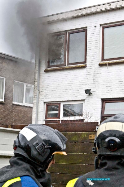 16032002.jpg - DORDRECHT 20 Maart 2016 Bij een brand op een bovenverdieping aan de Helmerstraat in de wijk Oud Krispijn is een groot gedeelte van de bovenverdieping uitgebrand. De brandweer had hun handen vol aan het blussen en ontluchten van de woning. de strata werd enige tijd afgezet door de Politie.Deze digitale foto blijft eigendom van FOTOPERSBURO BUSINK. Wij hanteren de voorwaarden van het N.V.F. en N.V.J. Gebruik van deze foto impliceert dat u bekend bent  en akkoord gaat met deze voorwaarden bij publicatie.EB/ETIENNE BUSINK