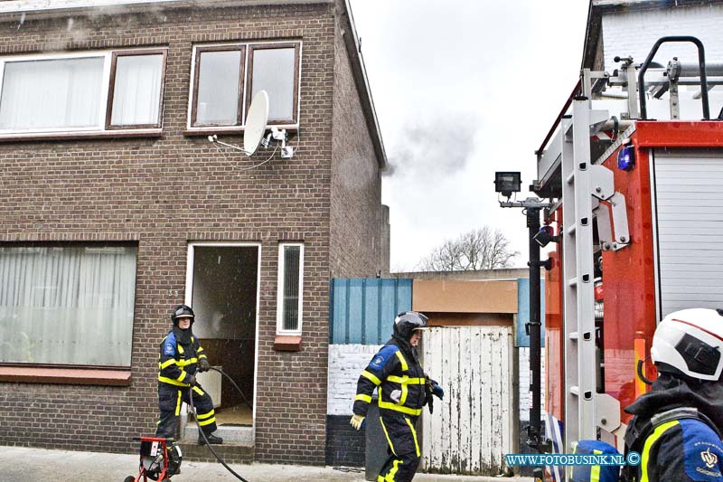 16032003.jpg - DORDRECHT 20 Maart 2016 Bij een brand op een bovenverdieping aan de Helmerstraat in de wijk Oud Krispijn is een groot gedeelte van de bovenverdieping uitgebrand. De brandweer had hun handen vol aan het blussen en ontluchten van de woning. de strata werd enige tijd afgezet door de Politie.NOVUM COPYRIGHT ETIENNE BUSINK