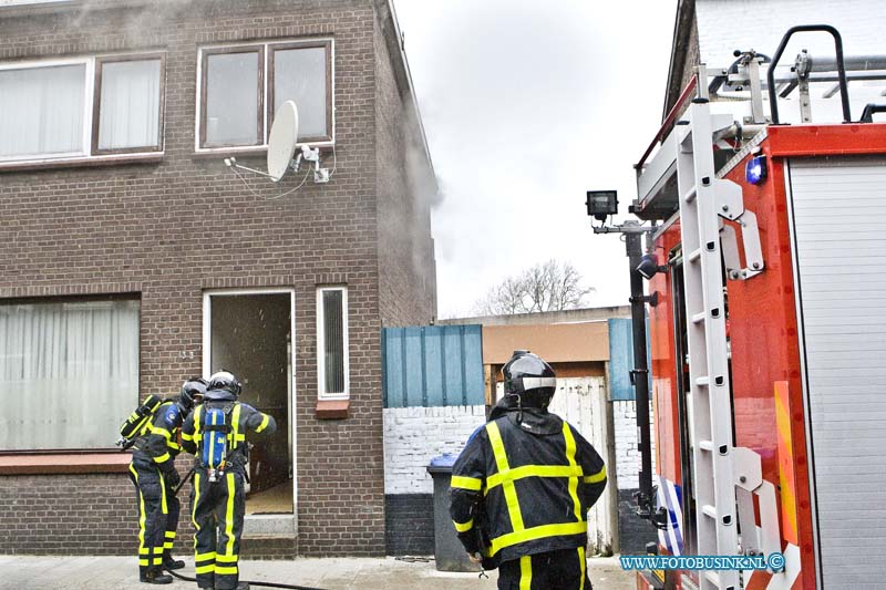 16032004.jpg - DORDRECHT 20 Maart 2016 Bij een brand op een bovenverdieping aan de Helmerstraat in de wijk Oud Krispijn is een groot gedeelte van de bovenverdieping uitgebrand. De brandweer had hun handen vol aan het blussen en ontluchten van de woning. de strata werd enige tijd afgezet door de Politie.Deze digitale foto blijft eigendom van FOTOPERSBURO BUSINK. Wij hanteren de voorwaarden van het N.V.F. en N.V.J. Gebruik van deze foto impliceert dat u bekend bent  en akkoord gaat met deze voorwaarden bij publicatie.EB/ETIENNE BUSINK