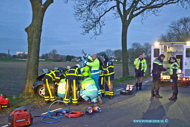 160322504.jpg - MIJNSHEERENLAND - Op dinsdag 22 maart 2016 is er op de Polderweg in Mijnsheerenland een zwaar gewonde gevallen nadat een bestuurder van een personenauto frontaal op een boom klapte.Diverse hulpdiensten waaronder de brandweer , diverse politie eenheden en diverse ambulancediensten waar onder een traumateam waren aanwezig om het slachtoffer te stabiliseren.Het slachtoffer is met een spoedtransport naar een ziekenhuis gebracht.De v.o.a is een sporenonderzoek begonnen.Deze digitale foto blijft eigendom van FOTOPERSBURO BUSINK. Wij hanteren de voorwaarden van het N.V.F. en N.V.J. Gebruik van deze foto impliceert dat u bekend bent  en akkoord gaat met deze voorwaarden bij publicatie.EB/ETIENNE BUSINK