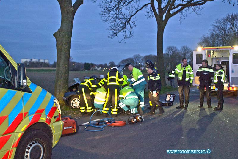 160322505.jpg - MIJNSHEERENLAND - Op dinsdag 22 maart 2016 is er op de Polderweg in Mijnsheerenland een zwaar gewonde gevallen nadat een bestuurder van een personenauto frontaal op een boom klapte.Diverse hulpdiensten waaronder de brandweer , diverse politie eenheden en diverse ambulancediensten waar onder een traumateam waren aanwezig om het slachtoffer te stabiliseren.Het slachtoffer is met een spoedtransport naar een ziekenhuis gebracht.De v.o.a is een sporenonderzoek begonnen.Deze digitale foto blijft eigendom van FOTOPERSBURO BUSINK. Wij hanteren de voorwaarden van het N.V.F. en N.V.J. Gebruik van deze foto impliceert dat u bekend bent  en akkoord gaat met deze voorwaarden bij publicatie.EB/ETIENNE BUSINK