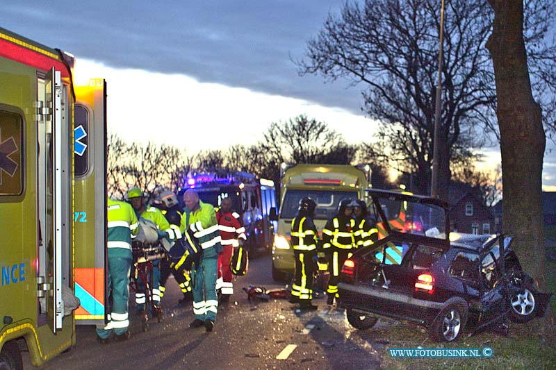 160322506.jpg - MIJNSHEERENLAND - Op dinsdag 22 maart 2016 is er op de Polderweg in Mijnsheerenland een zwaar gewonde gevallen nadat een bestuurder van een personenauto frontaal op een boom klapte.Diverse hulpdiensten waaronder de brandweer , diverse politie eenheden en diverse ambulancediensten waar onder een traumateam waren aanwezig om het slachtoffer te stabiliseren.Het slachtoffer is met een spoedtransport naar een ziekenhuis gebracht.De v.o.a is een sporenonderzoek begonnen.Deze digitale foto blijft eigendom van FOTOPERSBURO BUSINK. Wij hanteren de voorwaarden van het N.V.F. en N.V.J. Gebruik van deze foto impliceert dat u bekend bent  en akkoord gaat met deze voorwaarden bij publicatie.EB/ETIENNE BUSINK