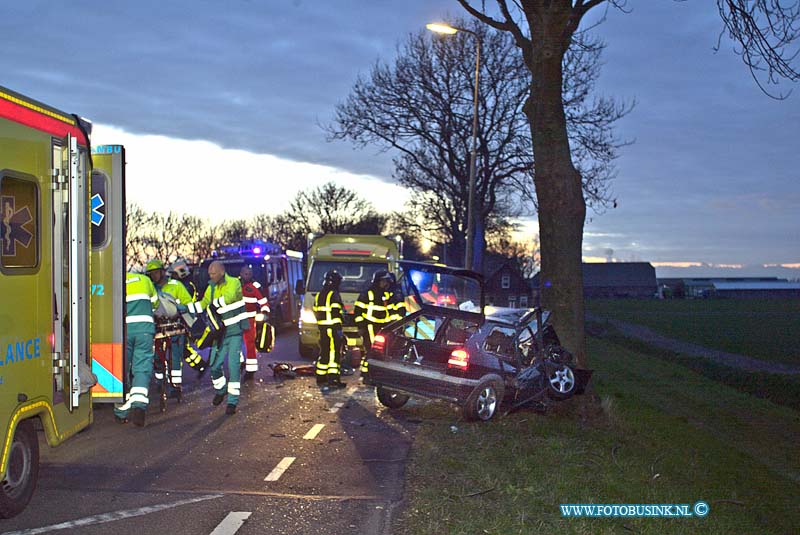 160322507.jpg - MIJNSHEERENLAND - Op dinsdag 22 maart 2016 is er op de Polderweg in Mijnsheerenland een zwaar gewonde gevallen nadat een bestuurder van een personenauto frontaal op een boom klapte.Diverse hulpdiensten waaronder de brandweer , diverse politie eenheden en diverse ambulancediensten waar onder een traumateam waren aanwezig om het slachtoffer te stabiliseren.Het slachtoffer is met een spoedtransport naar een ziekenhuis gebracht.De v.o.a is een sporenonderzoek begonnen.Deze digitale foto blijft eigendom van FOTOPERSBURO BUSINK. Wij hanteren de voorwaarden van het N.V.F. en N.V.J. Gebruik van deze foto impliceert dat u bekend bent  en akkoord gaat met deze voorwaarden bij publicatie.EB/ETIENNE BUSINK