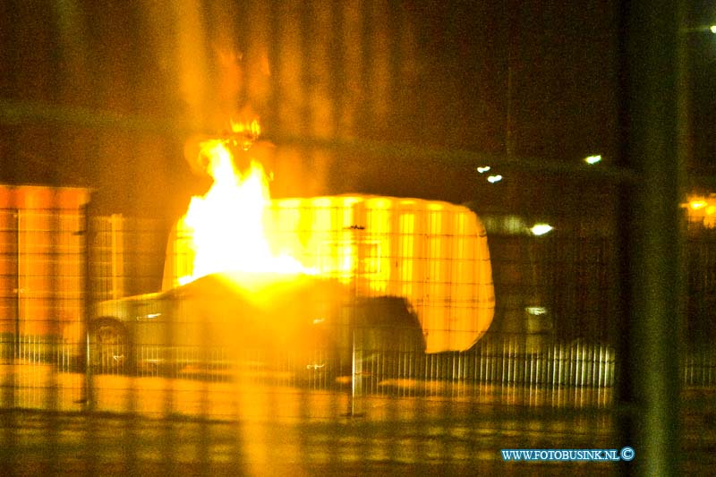 16032501.jpg - DORDRECHT 25 Maart 2016 Bij een auto brand in de Zeehavenlaan hedenavond is een auto uitgebrand. De brandweer bluste de auto ook de naast gelegen caravan liep schade op. De politie gaat een onderzoek instellen naar de brand.Deze digitale foto blijft eigendom van FOTOPERSBURO BUSINK. Wij hanteren de voorwaarden van het N.V.F. en N.V.J. Gebruik van deze foto impliceert dat u bekend bent  en akkoord gaat met deze voorwaarden bij publicatie.EB/ETIENNE BUSINK