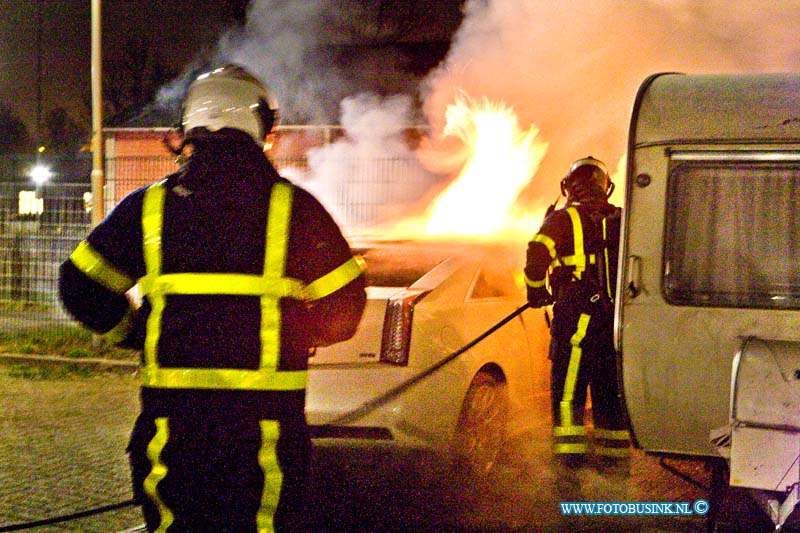 16032502.jpg - DORDRECHT 25 Maart 2016 Bij een auto brand in de Zeehavenlaan hedenavond is een auto uitgebrand. De brandweer bluste de auto ook de naast gelegen caravan liep schade op. De politie gaat een onderzoek instellen naar de brand.NOVUM COPYRIGHT ETIENNE BUSINK