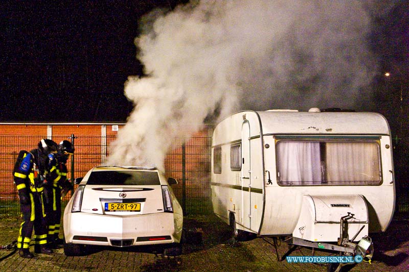 16032503.jpg - DORDRECHT 25 Maart 2016 Bij een auto brand in de Zeehavenlaan hedenavond is een auto uitgebrand. De brandweer bluste de auto ook de naast gelegen caravan liep schade op. De politie gaat een onderzoek instellen naar de brand.NOVUM COPYRIGHT ETIENNE BUSINK