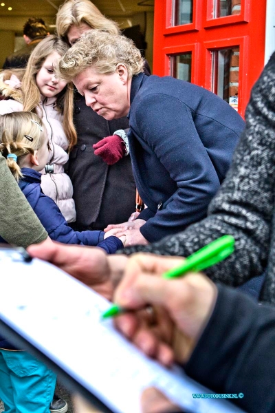 16033101.jpg - DORDRECHT 31 maart 2016 (Foto: in Midden Monica Scholtes) Verontrustende ouders zetten handtekeningen actie op touw voor behoud van hun directrice van de prinses Juliana school. (wijk Nieuw Krispijn). Vanmorgen is door H3Ouder (ouderraad), MR (medezeggenschapsraad) en Ouders van de Prinses Juliana school een handtekeningen actie gestart voor het behoud van Monica Scholtes ze willen absoluut hun Directrice niet kwijt! Er heerst al geruime tijd een conflict tussen en de medewerkers en enkele schooldirecteuren en het bestuur onder leiding van voorzitter Jitze Ramaker van de overkoepelende stichting H3O waar elf christelijke basisscholen in Dordrecht en het Insula College onder vallen.Voor veder info betreffende handtekening actie PJS kunt u terecht bij Debora Nowee tel: 0642522497Deze digitale foto blijft eigendom van FOTOPERSBURO BUSINK. Wij hanteren de voorwaarden van het N.V.F. en N.V.J. Gebruik van deze foto impliceert dat u bekend bent  en akkoord gaat met deze voorwaarden bij publicatie.EB/ETIENNE BUSINK