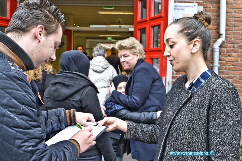 16033102.jpg - DORDRECHT 31 maart 2016 (Foto: in Midden Monica Scholtes) Verontrustende ouders zetten handtekeningen actie op touw voor behoud van hun directrice van de prinses Juliana school. (wijk Nieuw Krispijn). Vanmorgen is door H3Ouder (ouderraad), MR (medezeggenschapsraad) en Ouders van de Prinses Juliana school een handtekeningen actie gestart voor het behoud van Monica Scholtes ze willen absoluut hun Directrice niet kwijt! Er heerst al geruime tijd een conflict tussen en de medewerkers en enkele schooldirecteuren en het bestuur onder leiding van voorzitter Jitze Ramaker van de overkoepelende stichting H3O waar elf christelijke basisscholen in Dordrecht en het Insula College onder vallen.Voor veder info betreffende handtekening actie PJS kunt u terecht bij Debora Nowee tel: 0642522497Deze digitale foto blijft eigendom van FOTOPERSBURO BUSINK. Wij hanteren de voorwaarden van het N.V.F. en N.V.J. Gebruik van deze foto impliceert dat u bekend bent  en akkoord gaat met deze voorwaarden bij publicatie.EB/ETIENNE BUSINK