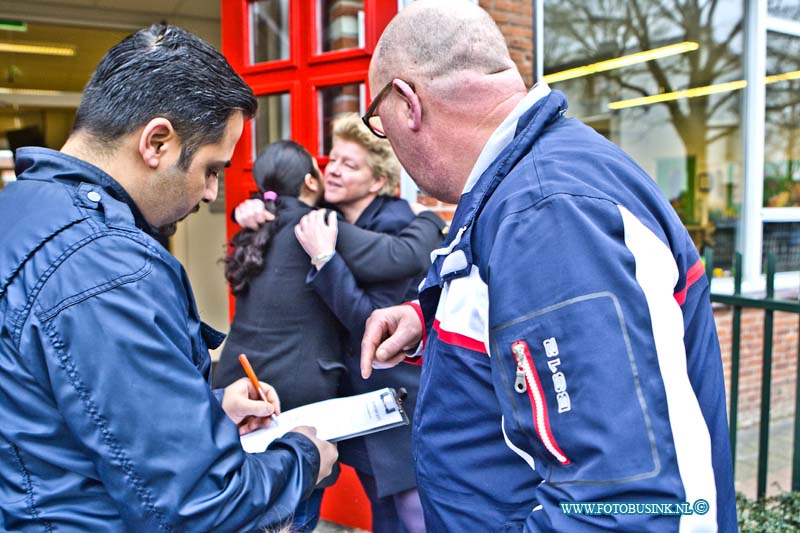 16033103.jpg - DORDRECHT 31 maart 2016 (Foto: in Midden Monica Scholtes) Verontrustende ouders zetten handtekeningen actie op touw voor behoud van hun directrice van de prinses Juliana school. (wijk Nieuw Krispijn). Vanmorgen is door H3Ouder (ouderraad), MR (medezeggenschapsraad) en Ouders van de Prinses Juliana school een handtekeningen actie gestart voor het behoud van Monica Scholtes ze willen absoluut hun Directrice niet kwijt! Er heerst al geruime tijd een conflict tussen en de medewerkers en enkele schooldirecteuren en het bestuur onder leiding van voorzitter Jitze Ramaker van de overkoepelende stichting H3O waar elf christelijke basisscholen in Dordrecht en het Insula College onder vallen.Voor verder info betreffende handtekening actie PJS kunt u terecht bij Debora Nowee tel: 0642522497Deze digitale foto blijft eigendom van FOTOPERSBURO BUSINK. Wij hanteren de voorwaarden van het N.V.F. en N.V.J. Gebruik van deze foto impliceert dat u bekend bent  en akkoord gaat met deze voorwaarden bij publicatie.EB/ETIENNE BUSINK