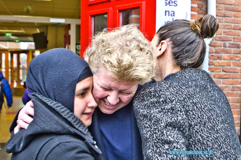 16033104.jpg - DORDRECHT 31 maart 2016 (Foto: in Midden Monica Scholtes) Verontrustende ouders zetten handtekeningen actie op touw voor behoud van hun directrice van de prinses Juliana school. (wijk Nieuw Krispijn). Vanmorgen is door H3Ouder (ouderraad), MR (medezeggenschapsraad) en Ouders van de Prinses Juliana school een handtekeningen actie gestart voor het behoud van Monica Scholtes ze willen absoluut hun Directrice niet kwijt! Er heerst al geruime tijd een conflict tussen en de medewerkers en enkele schooldirecteuren en het bestuur onder leiding van voorzitter Jitze Ramaker van de overkoepelende stichting H3O waar elf christelijke basisscholen in Dordrecht en het Insula College onder vallen.Voor verder info betreffende handtekening actie PJS kunt u terecht bij Debora Nowee tel: 0642522497Deze digitale foto blijft eigendom van FOTOPERSBURO BUSINK. Wij hanteren de voorwaarden van het N.V.F. en N.V.J. Gebruik van deze foto impliceert dat u bekend bent  en akkoord gaat met deze voorwaarden bij publicatie.EB/ETIENNE BUSINK