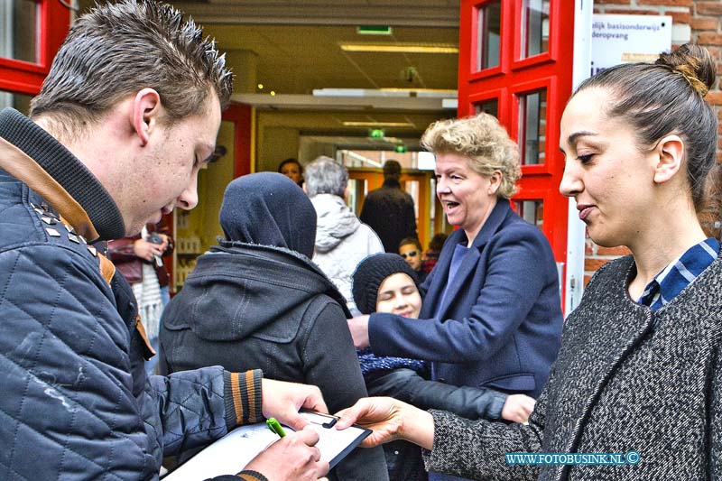 16033105.jpg - DORDRECHT 31 maart 2016 (Foto: in Midden Monica Scholtes) Verontrustende ouders zetten handtekeningen actie op touw voor behoud van hun directrice van de prinses Juliana school. (wijk Nieuw Krispijn). Vanmorgen is door H3Ouder (ouderraad), MR (medezeggenschapsraad) en Ouders van de Prinses Juliana school een handtekeningen actie gestart voor het behoud van Monica Scholtes ze willen absoluut hun Directrice niet kwijt! Er heerst al geruime tijd een conflict tussen en de medewerkers en enkele schooldirecteuren en het bestuur onder leiding van voorzitter Jitze Ramaker van de overkoepelende stichting H3O waar elf christelijke basisscholen in Dordrecht en het Insula College onder vallen.Voor verder info betreffende handtekening actie PJS kunt u terecht bij Debora Nowee tel: 0642522497Deze digitale foto blijft eigendom van FOTOPERSBURO BUSINK. Wij hanteren de voorwaarden van het N.V.F. en N.V.J. Gebruik van deze foto impliceert dat u bekend bent  en akkoord gaat met deze voorwaarden bij publicatie.EB/ETIENNE BUSINK