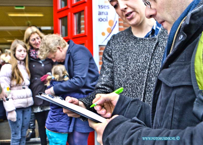 16033106.jpg - DORDRECHT 31 maart 2016 (Foto: in Midden Monica Scholtes knuffeld met kindje) Verontrustende ouders zetten handtekeningen actie op touw voor behoud van hun directrice van de prinses Juliana school. (wijk Nieuw Krispijn). Vanmorgen is door H3Ouder (ouderraad), MR (medezeggenschapsraad) en Ouders van de Prinses Juliana school een handtekeningen actie gestart voor het behoud van Monica Scholtes ze willen absoluut hun Directrice niet kwijt! Er heerst al geruime tijd een conflict tussen en de medewerkers en enkele schooldirecteuren en het bestuur onder leiding van voorzitter Jitze Ramaker van de overkoepelende stichting H3O waar elf christelijke basisscholen in Dordrecht en het Insula College onder vallen.Voor verder info betreffende handtekening actie PJS kunt u terecht bij Debora Nowee tel: 0642522497Deze digitale foto blijft eigendom van FOTOPERSBURO BUSINK. Wij hanteren de voorwaarden van het N.V.F. en N.V.J. Gebruik van deze foto impliceert dat u bekend bent  en akkoord gaat met deze voorwaarden bij publicatie.EB/ETIENNE BUSINK