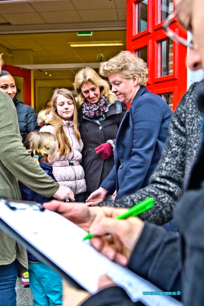 16033107.jpg - DORDRECHT 31 maart 2016 (Foto: in Midden Monica Scholtes) Verontrustende ouders zetten handtekeningen actie op touw voor behoud van hun directrice van de prinses Juliana school. (wijk Nieuw Krispijn). Vanmorgen is door H3Ouder (ouderraad), MR (medezeggenschapsraad) en Ouders van de Prinses Juliana school een handtekeningen actie gestart voor het behoud van Monica Scholtes ze willen absoluut hun Directrice niet kwijt! Er heerst al geruime tijd een conflict tussen en de medewerkers en enkele schooldirecteuren en het bestuur onder leiding van voorzitter Jitze Ramaker van de overkoepelende stichting H3O waar elf christelijke basisscholen in Dordrecht en het Insula College onder vallen.Voor verder info betreffende handtekening actie PJS kunt u terecht bij Debora Nowee tel: 0642522497Deze digitale foto blijft eigendom van FOTOPERSBURO BUSINK. Wij hanteren de voorwaarden van het N.V.F. en N.V.J. Gebruik van deze foto impliceert dat u bekend bent  en akkoord gaat met deze voorwaarden bij publicatie.EB/ETIENNE BUSINK