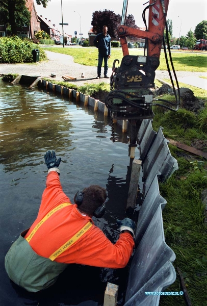 99052605.jpg - DE DORDTENAAR :DORDRECHT:26-05-1999:DORDRECHT VIOTEKADE DE VIJVERS AAN DE VIOTEKADE KRIJGEN NEIUWE BESCHOTING DIT DUUR NGEVEER 2 WEKEN LANG EN WORDT UITGEVOERT DOOR EEN BEDRIJF UIT WERKENDAM EN DE DORDTMIJDeze digitale foto blijft eigendom van FOTOPERSBURO BUSINK. Wij hanteren de voorwaarden van het N.V.F. en N.V.J. Gebruik van deze foto impliceert dat u bekend bent  en akkoord gaat met deze voorwaarden bij publicatie.EB/ETIENNE BUSINK