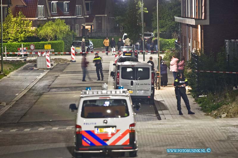 15050201.jpg - DORDRECHT - 2 mei 2015 laat in de avond is er een schietpartij geweest rondom het Marisplein in Oud Krispijn. De politie heeft alles afgezet met linten en is bezig met een onderzoeksteam, wat er precies gebeurt is nog onduidelijk en of er gewonden zijn gevallen. Deze digitale foto blijft eigendom van FOTOPERSBURO BUSINK. Wij hanteren de voorwaarden van het N.V.F. en N.V.J. Gebruik van deze foto impliceert dat u bekend bent  en akkoord gaat met deze voorwaarden bij publicatie.EB/ETIENNE BUSINK