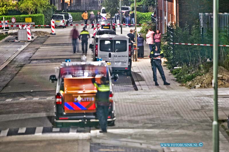 15050203.jpg - DORDRECHT - 2 mei 2015 laat in de avond is er een schietpartij geweest rondom het Marisplein in Oud Krispijn. De politie heeft alles afgezet met linten en is bezig met een onderzoeksteam, wat er precies gebeurt is nog onduidelijk en of er gewonden zijn gevallen. Deze digitale foto blijft eigendom van FOTOPERSBURO BUSINK. Wij hanteren de voorwaarden van het N.V.F. en N.V.J. Gebruik van deze foto impliceert dat u bekend bent  en akkoord gaat met deze voorwaarden bij publicatie.EB/ETIENNE BUSINK