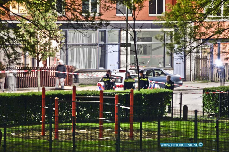 15050205.jpg - DORDRECHT - 2 mei 2015 laat in de avond is er een schietpartij geweest rondom het Marisplein in Oud Krispijn. De politie heeft alles afgezet met linten en is bezig met een onderzoeksteam, wat er precies gebeurt is nog onduidelijk en of er gewonden zijn gevallen. Deze digitale foto blijft eigendom van FOTOPERSBURO BUSINK. Wij hanteren de voorwaarden van het N.V.F. en N.V.J. Gebruik van deze foto impliceert dat u bekend bent  en akkoord gaat met deze voorwaarden bij publicatie.EB/ETIENNE BUSINK